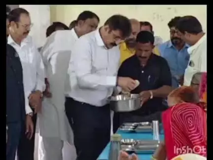 देवास नगर: कांग्रेस ने वृद्धाश्रम में वृद्धों को भोजन कराकर मनाया राहुल गांधी का जन्मदिन, किया पौधारोपण