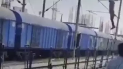 प्रयागराज जंक्शन पर एक युवक का 25 हजार वोल्ट की ओवरहेड लाइट पर झूलने का वीडियो आया सामने, देख कर लोग हुए हैरान