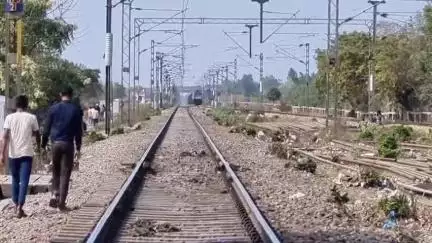 संडीला: बघौली के ग्राम दौलतपुर रेलवे क्रॉसिंग के पास मालगाड़ी की चपेट में आने से एक व्यक्ति की हुई मौत, पत्नी और पुत्री घायल