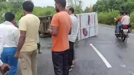 हज़ारीबाग: एनएच-522 अरघवा पुल के पास सड़क दुर्घटना, प्रचार वाहन पलटा, चालक चोटिल