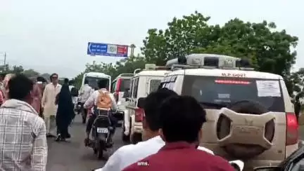 बड़वानी: विश्व सिकल सेल दिवस पर बड़वानी के तलुन में आयोजित कार्यक्रम में वाहनों के कारण लगा लंबा जाम