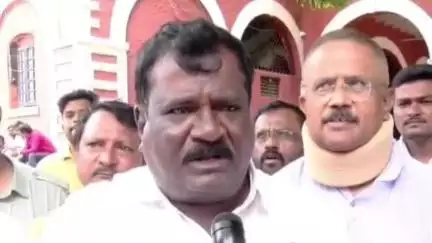 ಹುಬ್ಬಳ್ಳಿ ನಗರ: ಹು-ಧಾ ಪಾಲಿಕೆ ಆಯುಕ್ತರ ವರ್ಗಾವಣೆ ಮಾಡದಂತೆ ನಗರದಲ್ಲಿ ಗುತ್ತಿಗೆದಾರರ ಸಂಘ ಸದಸ್ಯರ ಆಗ್ರಹ