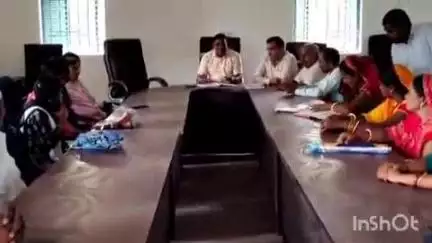 चतरा: द्वारी पंचायत सचिवालय में मुखिया की अध्यक्षता में पंचायत स्तरीय समन्वय समिति की बैठक हुई
