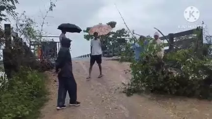 ঝালদা ১: সুবর্ণরেখা নদীর ডাংডুং ঘাটে সেতুর সামনে ধস, বিপদের আশঙ্কা দেখে তৎক্ষণাৎ ব্যারিকেডের ব্যবস্থা করল সুইসা ফাঁড়ির পুলিশ