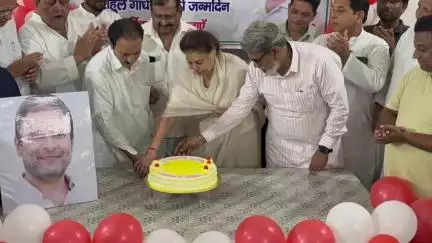 रामपुर: डिग्री कालेज के निकट लोकसभा में नेता प्रतिपक्ष राहुल गांधी के जन्मदिन कार्यक्रम में पूर्व सांसद बेगम नूर बानो शामिल हुईं