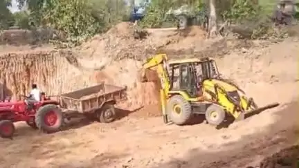गंगाजल संवर्धन अभियान की उड़ रही धज्जियां: कटिया ग्राम पंचायत में मनरेगा के तहत जेसीबी से काम