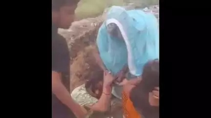अतरौली: ग्राम हरदोई की सड़क पर महिलाओं के बीच चोटी पकड़कर हुई मारपीट, वीडियो सोशल मीडिया पर वायरल