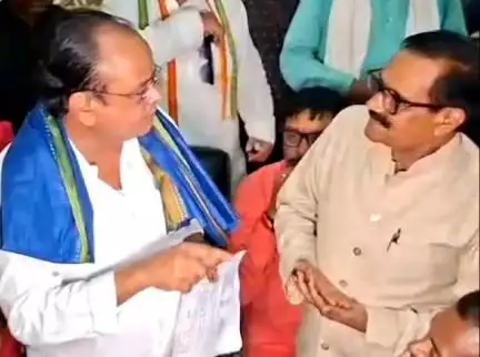 इचाक: डॉ. आरसी प्रसाद ने स्वास्थ्य मंत्री को सौंपा मांग पत्र, पंचायत स्तर पर चिकित्सक व केंद्रीय वेतनमान की मांग