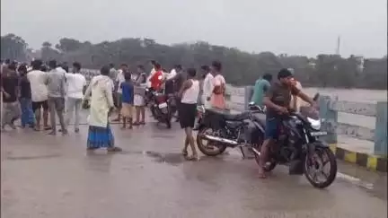 डोभी: उद्घाटन से पहले ही डोभी में नीलाजन नदी पर बना पुल गिरने की कगार पर, आई दरारें