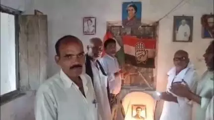 वज़ीरगंज: वज़ीरगंज में कांग्रेसियों ने केक काटकर राहुल गांधी का 56वां जन्मदिवस मनाया