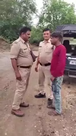 भांडेर: भांडेर पुलिस ने सब्जी मंडी के पास से चोरी हुई बाइक पहूज नदी के पास से बरामद की, आरोपी चोर गिरफ्तार