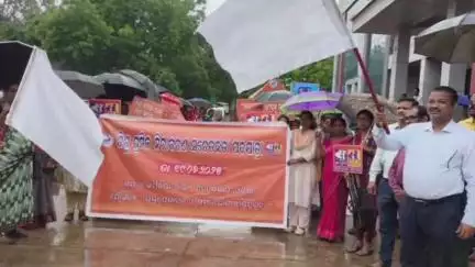 ଝାରସୁଗୁଡା: ଜିଲ୍ଲାରେ ଶିଶୁ ଶ୍ରମିକ ନିରାକରଣ ସକାଶେ ଜିଲ୍ଲାପାଳଙ୍କ କାର୍ଯ୍ୟାଳୟ ଠାରେ ସଚେତନତା ପଦଯାତ୍ରା ଶୁଭାରମ୍ଭ କଲେ ଅତିରିକ୍ତ ଜିଲ୍ଲାପାଳ