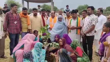 भांडेर: ग्राम तालगांव व उड़ी में पूर्व विधायक पिरोनिया चौपाल सभाओं में हुए शामिल, संकल्प से सिद्धि अभियान के तहत कार्यक्रम आयोजित