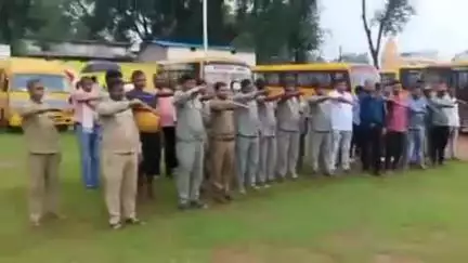 बलरामपुर: बलरामपुर यातायात पुलिस और परिवहन विभाग ने स्कूल बस के चालक को नशा मुक्ति के लिए दिलाया संकल्प