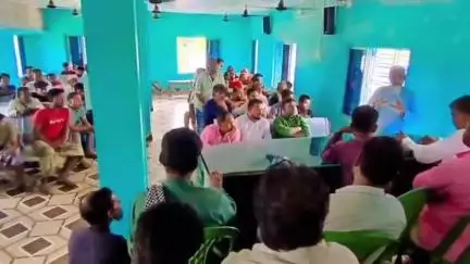 ভাঙড় ১: বোদরা গ্রাম পঞ্চায়েতের অন্তর্গত দক্ষিণ খড়গাছি বুথের পারিবারিক সমস্যার সমাধান করতে শালিসি সভা