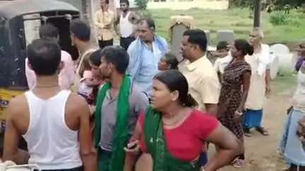 रहुई: रहुई ब्लॉक के पास दो ऑटो की आमने-सामने टक्कर, तीन लोग घायल