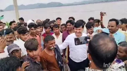 मंझिआंव: गढ़वा जिले के मझिआंव थाना क्षेत्र के खरसोता गांव में कोयल नदी में फंसा एक वृद्ध भैंस पालक
