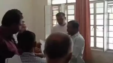 आबू रोड: आबूरोड में श्री आदर्श कार टैक्सी ड्राइवर यूनियन के चालकों का निजी वाहनों पर फूटा आक्रोश, परिवहन अधिकारी को सौंपा ज्ञापन