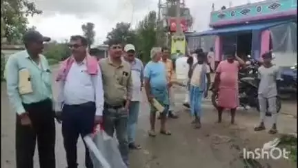 ठाकुरगंगटी: पारसी मोड़ पर सरकारी जमीन को अतिक्रमण मुक्त कराने के लिए अंचल कार्यालय ठाकुर गंगटी द्वारा मापी शुरू