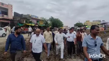 खकनार: बारिश में फंसे गांव को सहारा! तुकईथड़ में भाजपा नेता गजेंद्र पाटील की पहल पर तत्काल समाधान