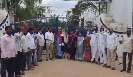 సంగారెడ్డి: పట్టణంలోని బెస్ట్‌ అవైలబుల్‌ పాఠశాల ముందు విద్యార్థుల తల్లిదండ్రుల ఆందోళన