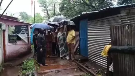 जगन्नाथपुर: पूर्व सांसद गीता कोड़ा ने गुआ में सेल द्वारा किए जा रहे विस्थापित क्षेत्र का दौरा किया, सेल प्रबंधन से की बात