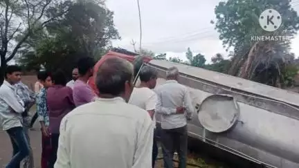 आगर: तनोडिया रूपाखेड़ी रोड पर बाइक को बचाने के चक्कर में अनियंत्रित होकर पलटा श्रीधी दूध का टैंकर, कोई हताहत नहीं