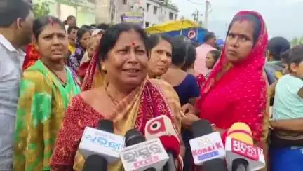 ଜଳେଶ୍ବର: ପଥରପୁରାରେ ଝିଅ ଜନ୍ମ ନେଇ ମହିଳାଙ୍କୁ ହତ୍ୟା ନେଇ ଜିକେ ଭଟ୍ଟର ସ୍ୱାସ୍ଥ୍ୟକେନ୍ଦ୍ର ସାମ୍ନାରେ ରାସ୍ତାରୋକ, ଅଭିଯୋଗକାରୀଙ୍କ ପ୍ରତିକ୍ରିୟା