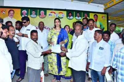 తుని నియోజకవర్గంలో 19 మందికి సీఎం రిలీఫ్ ఫండ్ చెక్కులు పంపిణీ చేసిన ఎమ్మెల్యే యనమల దివ్య