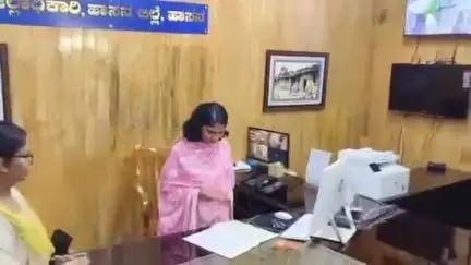 ಹಾಸನ: ತಂದೆಯ ಎದುರು ಹಾಸನದ ನೂತನ ಜಿಲ್ಲಾಧಿಕಾರಿ ಲತಾ ಕುಮಾರಿ ಅಧಿಕಾರ ಸ್ವೀಕಾರ