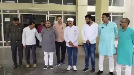विदिशा नगर: नगर पालिका के 30 पार्षदों ने कलेक्ट्रेट में कलेक्टर से मुलाकात कर दिया लिखित आवेदन