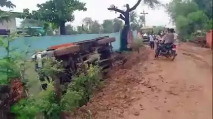 रायसेन: बरजोरपुर से सरार तक बन रही सड़क पर मिट्टी के कारण पलटा ईंटों से भरा वाहन