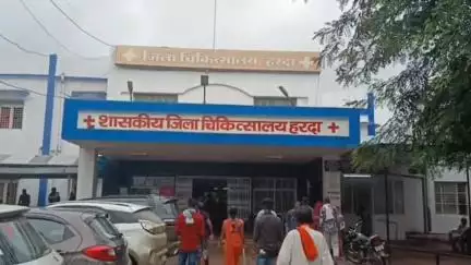 हरदा: जिला अस्पताल में डॉक्टर के चैंबर खाली, बाहर लगी मरीजों की लंबी लाइन