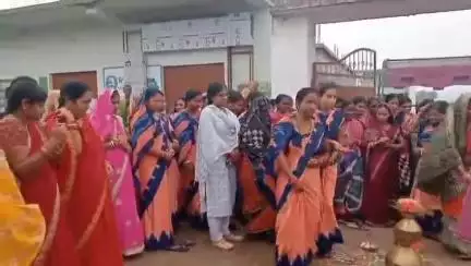 ବୌଦ୍ଧ ସଦର: ମୁଣ୍ଡି ପଦର ଗ୍ରାମ ପଞ୍ଚାୟତ କାର୍ଯ୍ୟାଳୟ ଠାରେ ବିକାଶ ବାହନ ରଥକୁ ସ୍ବାଗତ କଲେ ବୌଦ୍ଧ ବିଡ଼ିଓ