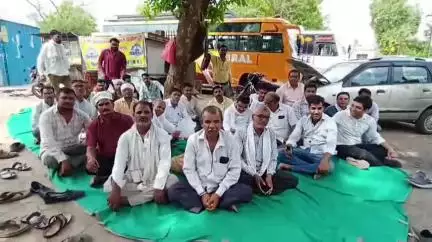 नरसिंहपुर: सोसाइटी विक्रेता से मारपीट मामले में धाराएं बढ़वाने की मांग को लेकर संगठन के सदस्यों जनपद मैदान में किया धरना प्रदर्शन