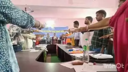 कामडारा: कुलबुरु पंचायत भवन में धरती आबा जनजातीय ग्राम उत्कर्ष अभियान शिविर का आयोजन किया गया, 161 लोगों ने आवेदन जमा किया
