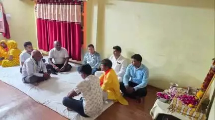 खिलचीपुर: नगर परिषद अध्यक्ष प्रतिनिधि रामकरण मालाकार के निधन पर निवास पर पहुंचे विधायक ने दी श्रद्धांजलि