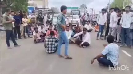 जावरा: ग्राम खोजनखेड़ा में हटाने के बाद चारागाह भूमि पर एक व्यक्ति ने फिर किया अतिक्रमण, बजरंग दल के नेतृत्व में हुआ चक्का जाम