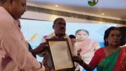 मोतिहारी: फाइलेरिया उन्मूलन में बेहतर सहयोग के लिए जिले के मुखिया संजय कुमार को किया गया सम्मानित