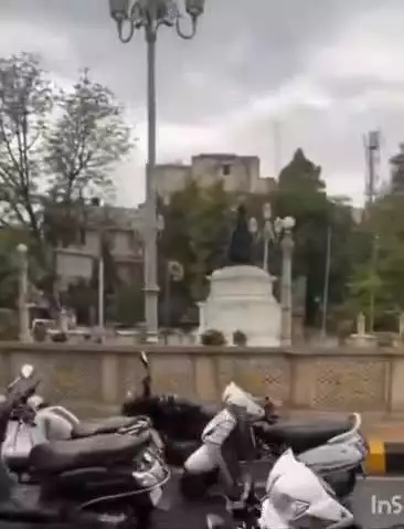 ग्वालियर गिर्द: अचलेश्वर चौराहे पर बारिश के कारण कार पर गिरा पेड़, चालक हुआ घायल