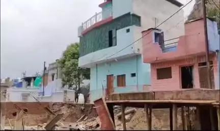 ग्वालियर गिर्द: घास मंडी इलाके में एक मकान की गिरी दीवार, वीडियो हो रहा वायरल