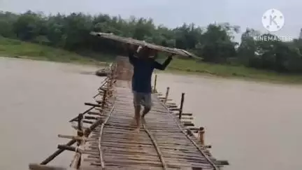 খানাকুল ১: ভাসিয়ে নিয়ে যাওয়ার আশঙ্কায় রামনগরে খুলে নেওয়া হল বাঁশের সাঁকো, দীর্ঘক্ষণ বন্ধ পারাপার