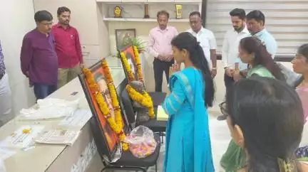 भंडारा: शहरातील शुक्रवारी येथे आमदार नरेंद्र भोंडेकर यांच्या जनसंपर्क कार्यालयात शिवसेनेचा वर्धापन दिन साजरा