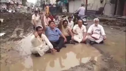 रतलाम नगर: कस्तूरबा नगर में सड़क की समस्या को लेकर कीचड़ में बैठे बीजेपी, कांग्रेस और आप के नेता #jansamasya