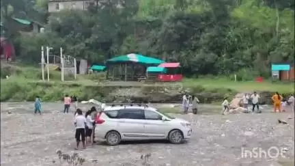 कंडाघाट: साधुपुल में नदी किनारे गाड़ियां लगाकर नदी में मौज मस्ती कर रहे पर्यटक, SDM ने कहा- पुलिस को दिए गए हैं गश्त के निर्देश