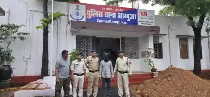 अलीराजपुर: आंबुआ में पुलिस ने बड़ी जुवारी में एक व्यक्ति को 12 बोर की दो नाली बंदूक के साथ किया गिरफ्तार, न्यायालय में किया पेश