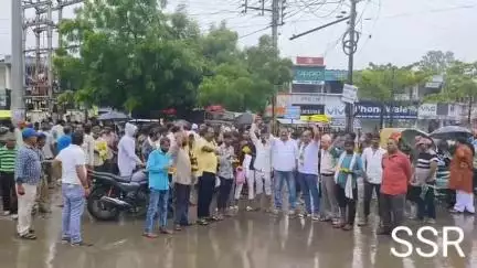रतलाम नगर: दैनिक मजदूरों के बीच दो बत्ती पर रिमझिम बारिश के बीच कांग्रेस ने मनाया राहुल गांधी का जन्मदिन
