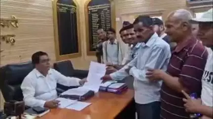 पिथौरागढ़: जिलाधिकारी ने कलेक्ट्रेट में सामाजिक कार्यकर्ता व ग्रामीणों की समस्याओं का किया निस्तारण