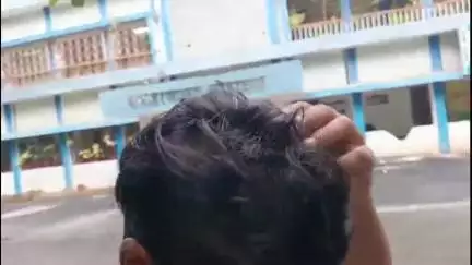 लोहरदगा: कुजरा के सरकारी विद्यालय में शिक्षिका ने छात्र के बाल काटकर किया अपमानित, परिजनों ने डीसी से न्याय की गुहार लगाई