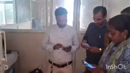 निवास: निवास नगर में चलती बाइक पर पटवारी को सांप ने काटा, प्राथमिक उपचार के बाद जबलपुर रेफर
